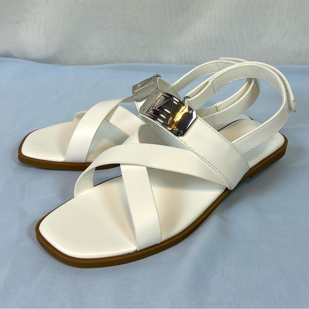 New Stratuxx Kaze White Cross Strap Flat Sandals / Size 6
